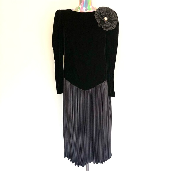 🎵VINTAGE 80s Black Velvet Floral Plissé Cocktail Dress - Picture 1 of 7